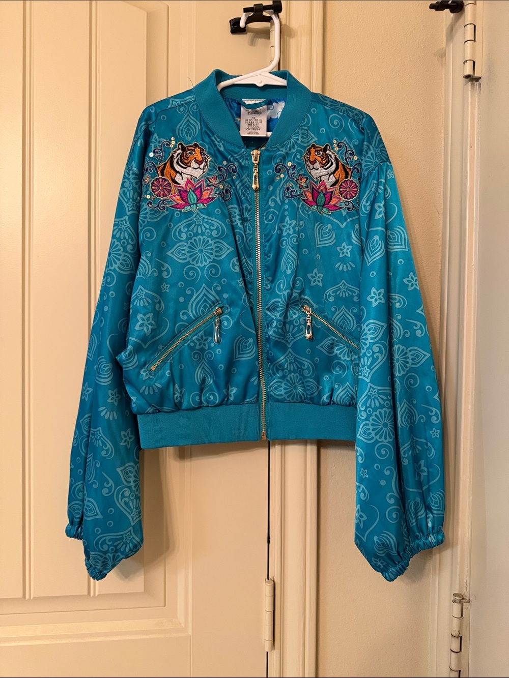 Disney Kids Jasmine Teal Silky sweater embroidered tiger’s & Picture of Jasmine